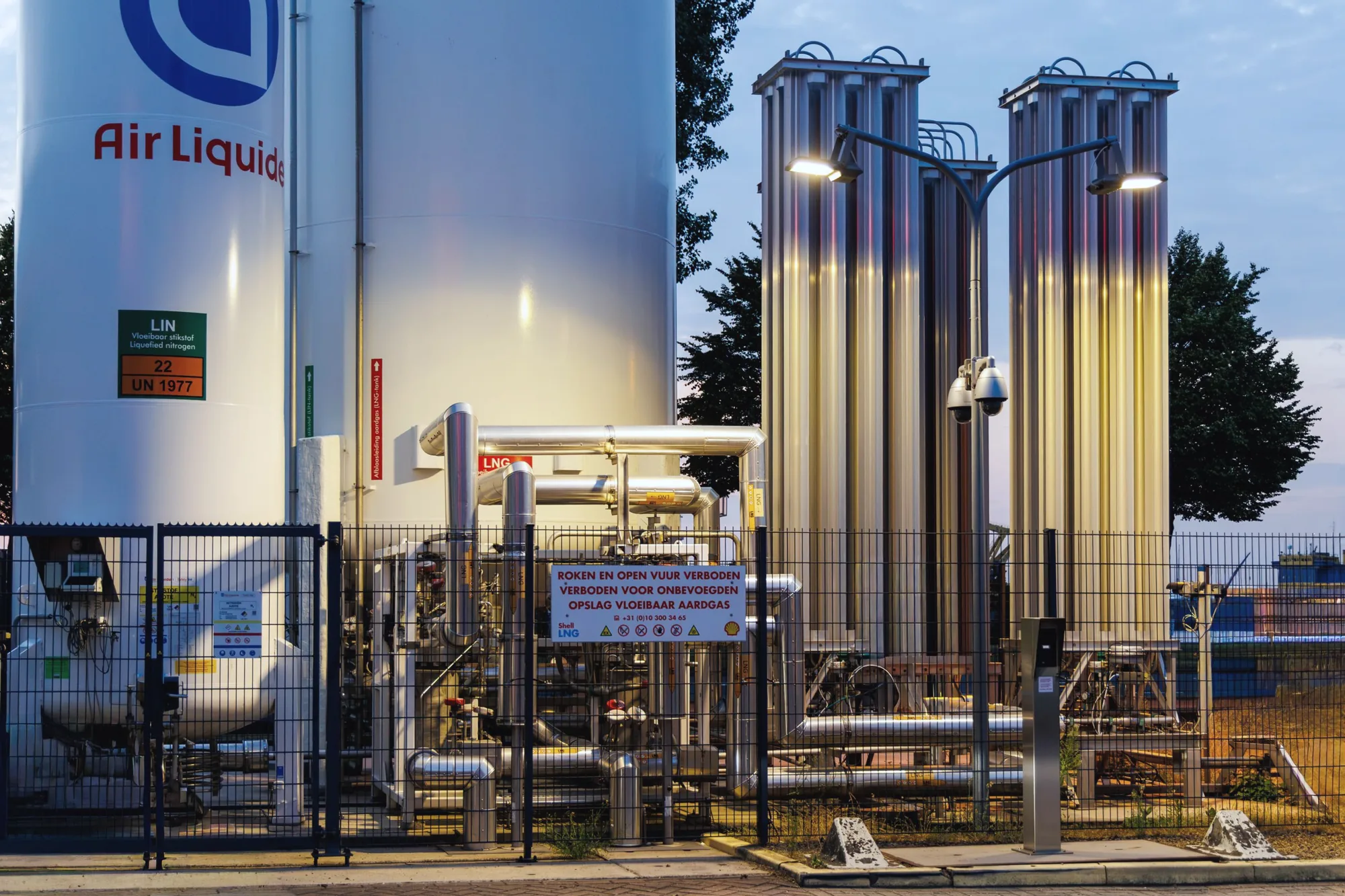 Industrielle Gasanlage in der Abenddämmerung